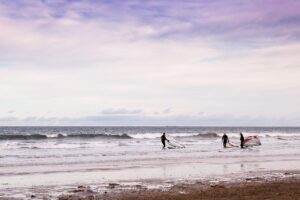 windsurfing, beach, windsurfers, waves, shore, seashore, coast, ocean waves, coatham beach, redcar, north yorkshire, sur